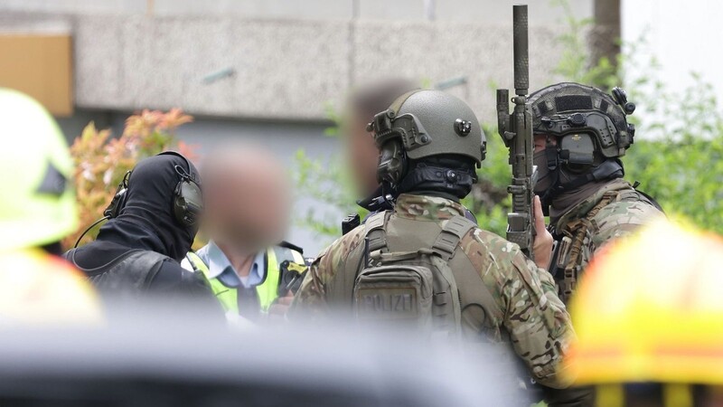 Polizeibeamte mit Spezialausrüstung sind im Einsatz.