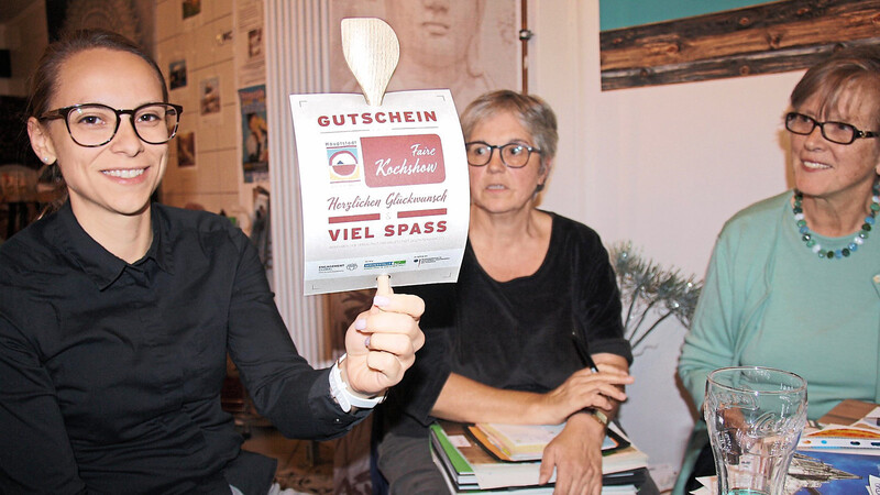 Freuen sich auf die faire Kochshow (v.l.): Petra Müller vom Stadtmarketing, Sprecherin der Steuerungsgruppe Fairtrade-Stadt Maria Stauber und Ilse Dimpfl vom Weltladen.