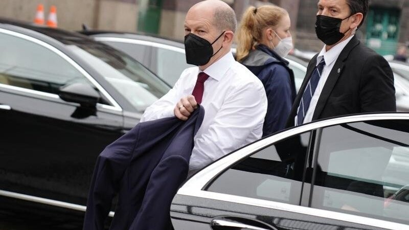 Olaf Scholz (l), SPD-Kanzlerkandidat und Bundesminister der Finanzen, kommt zur Vorstellung des Koalitionsvertrags im Westhafen an.