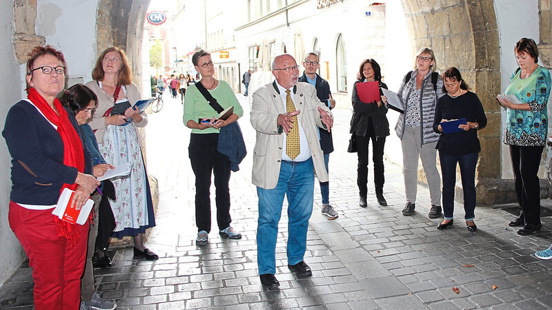 Werner Schäfer vom Fremdenverkehrsverein erklärt seinen Schützlingen, wie man Zahlen und Fakten zum Stadtturm etwas auflockert.