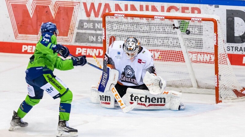 Travis St. Denis (l.) schießt die Straubing Tigers in der Overtime zum Sieg gegen Frankfurt.