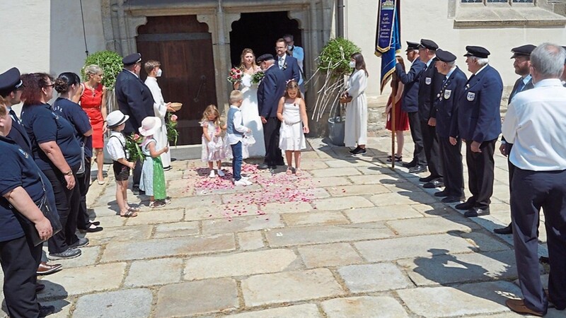 Gast bei der Trauung des Brautpaares Michael Perlinger und Anja, geborene Weingärtner aus Chamerau, war am Samstag auch eine starke Delegation der KuRK Chamerau, welche nach dem Auszug des Brautpaares aus dem Gotteshaus ein Spalier bildete.