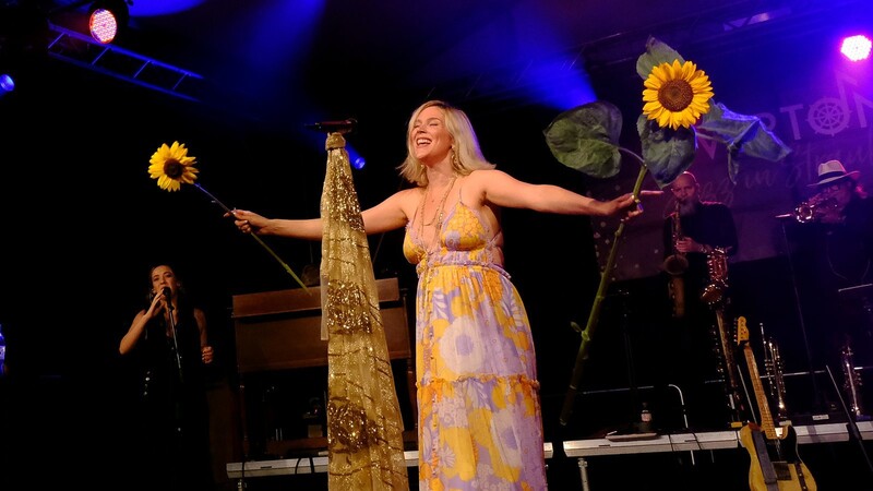 Joss Stone verteilt die Sonnenblumen der Straubinger Stadtgärtnerei.