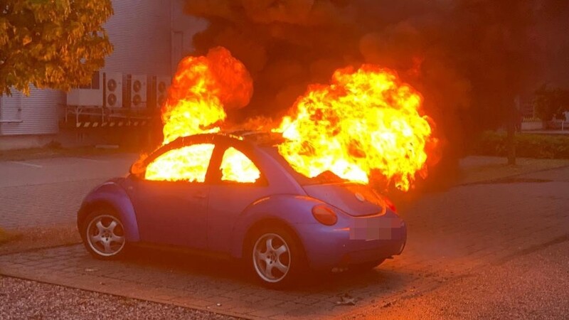 Am Donnerstagabend musste die Feuerwehr ein brennendes Auto löschen.