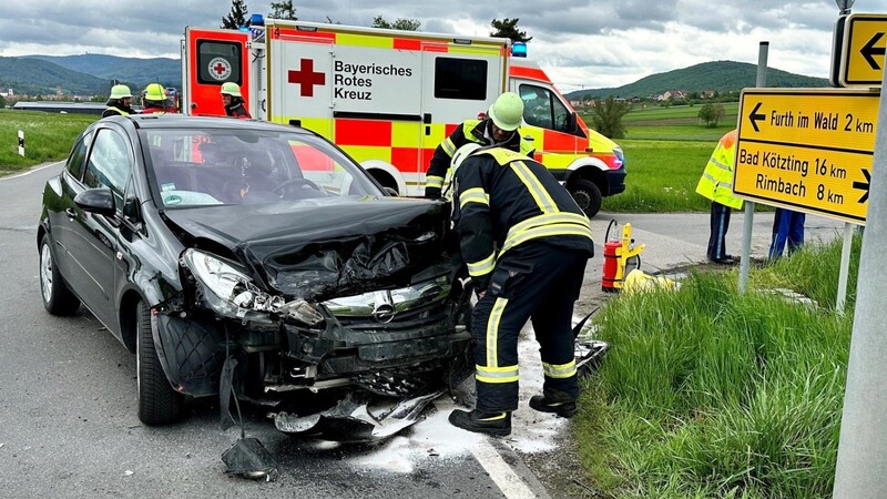 Nur noch Schrottwert hat der Corsa der Unfallverursacherin.