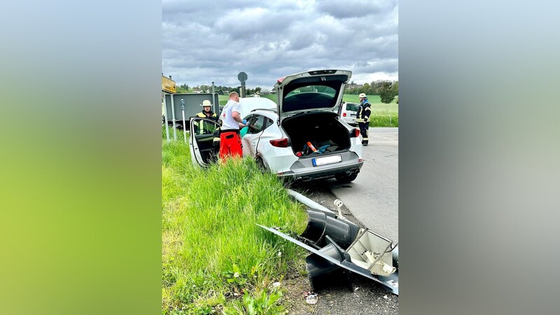 Der Cupra des 70-jährigen Rötzers wurde auf der Kreuzung "abgeschossen", drehte sich und furh einen Ampelmast um.