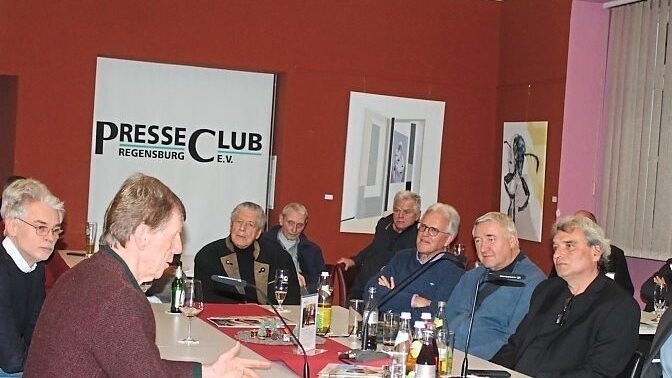 Rallyefahrer Walter Röhrl sorgte mit seinen Anekdoten für gute Unterhaltung im Presseclub.