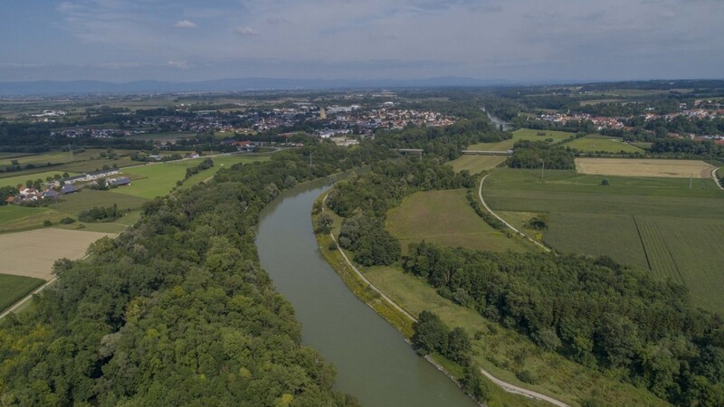 Am Dienstag fiel eine Frau beim Versuch, ihren Hund zu retten, in die Isar und musste anschließend selbst gerettet werden. (Symbolfoto)