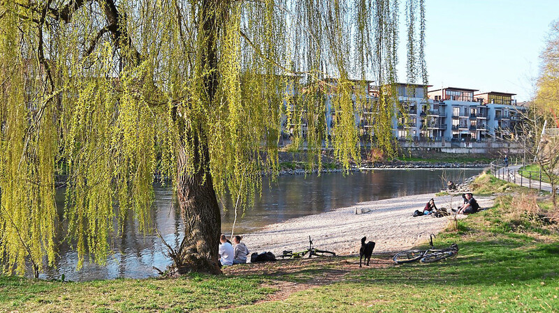 Ein Isaridyll mitten in der Stadt bietet sich an der Kieszunge unterhalb der Leukstraße. Die Freien Wähler geben nun zu bedenken, dass das Vergnügen dort bisweilen auf Kosten der Anwohnerruhe geht.