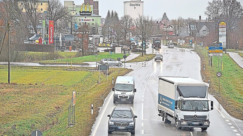 Im Süden Mainburgs werden die Abfahrt von der Staatsstraße 2049 (im Vordergrund) und die Einmündung am Gewerbegebiet "Straßäcker" mit Ampelanlagen optimiert.