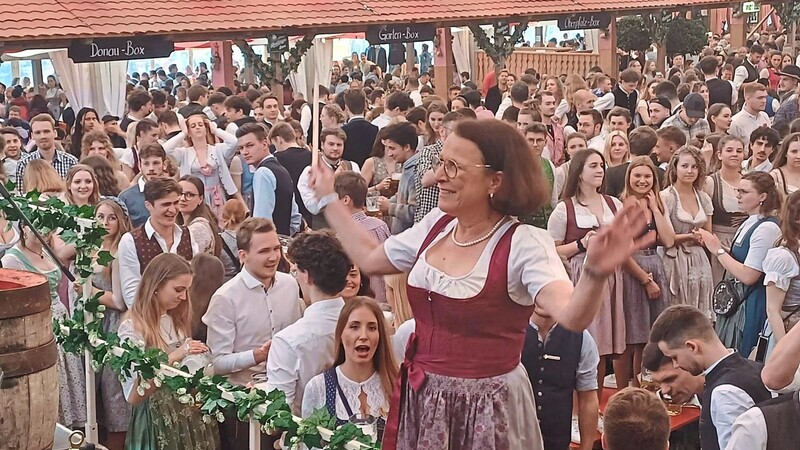 Nach dem Anzapfen kam die nächste Aufgabe für OB Gertrud Maltz-Schwarzfischer: Sie dirigierte die Band Fetzentaler, die zum Dultauftakt im Hahn-Zelt spielte.