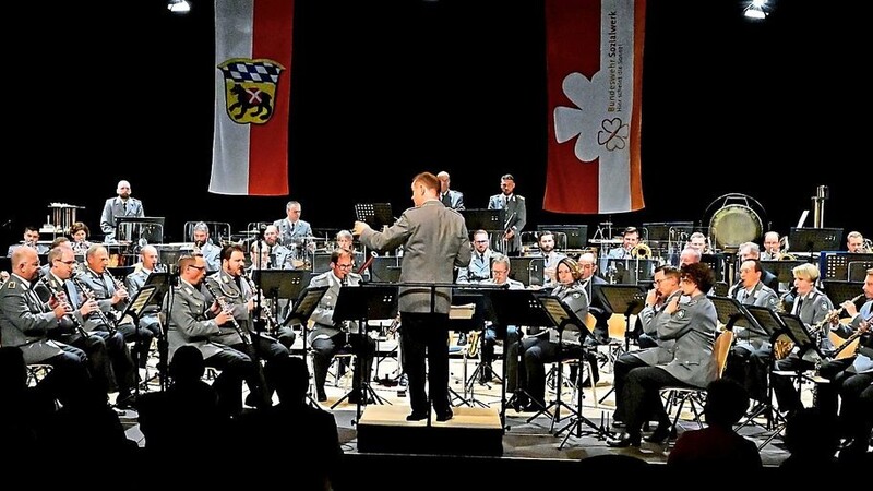 Rund 60 Frauen und Männer des symphonischen Blasorchesters "Gebirgsmusikkorps der Bundeswehr Garmisch-Partenkirchen" gastierten am Mittwoch in der Freisinger Luitpoldhalle.  Fotos: