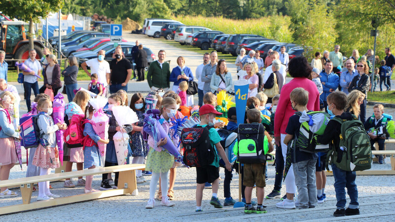 Die Klasse 1a auf dem Weg ins Klassenzimmer.