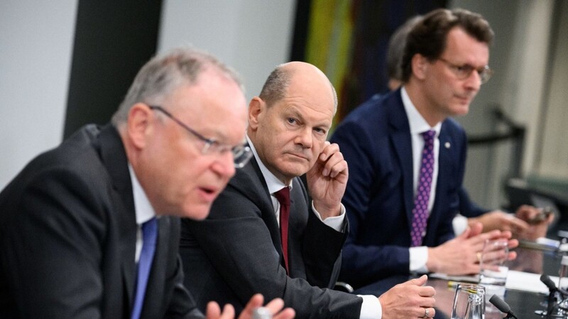 Bundeskanzler Olaf Scholz (M, SPD), Niedersachsens Ministerpräsident Stephan Weil (l, SPD) und Hendrik Wüst (r, CDU), Ministerpräsident von Nordrhein-Westfalen.