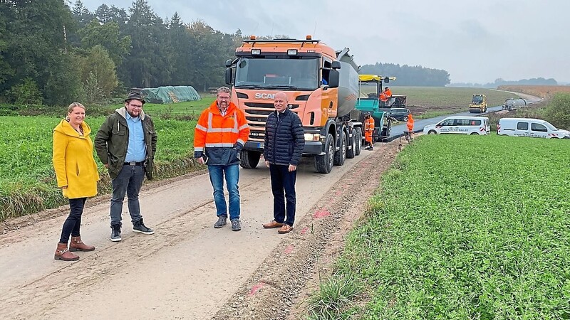 Bürgermeister Christian Kiendl (re.), Nina Kellner (li.) und Johann Haubner (2. v. li.) vom Bauamt überzeugten sich von den Arbeiten am Kreutweg, die die Firma Fahrner ausführte.