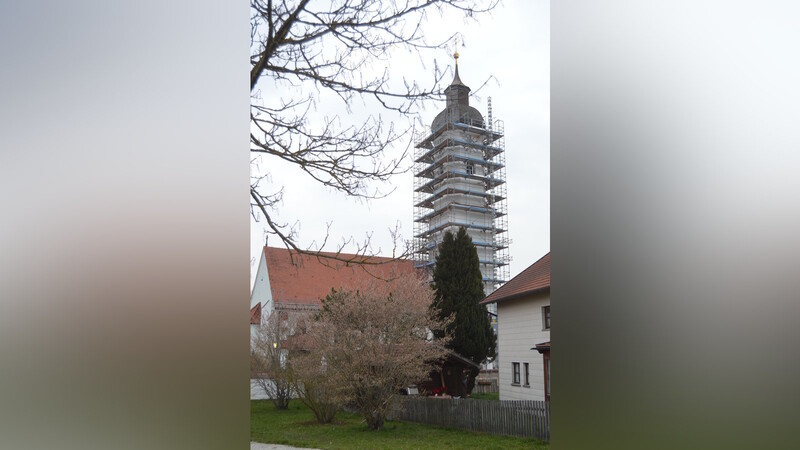 Das Gerüst deutet schon darauf hin: Die Pfarrkirche soll außen renoviert werden und wird neue Glocken erhalten.