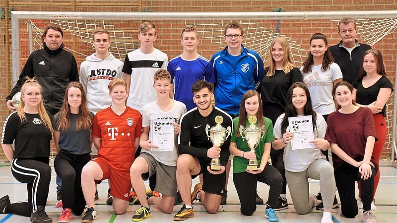 Unser Bild zeigt die siegreichen Mannschaften der Klasse M 10 mit Rektor Thomas Köppl (rechts) und Organisator Christian Lanzl (links).