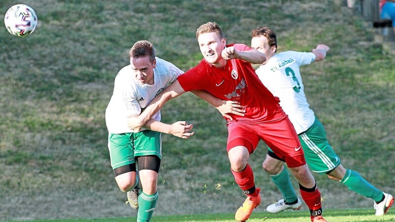 Aiglsbachs Abwehr hatte Mainburgs Spielertrainer und Sturmtank Dennis Bauer fest im Griff. Links Siegtorschütze Stefan Caspar.