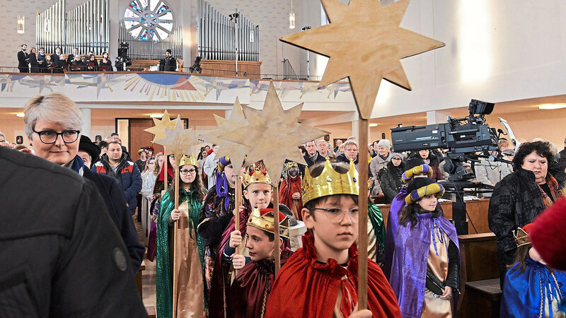 Feierlicher Einzug der Sternsinger unter fester Beobachtung der großen Fernsehkameras.