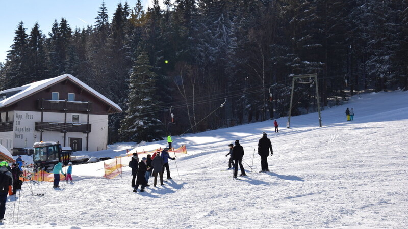 Bei strahlendem Sonnenschein und klirrender Kälte genießen die Wintersportler und Bewohner von Sankt Englmar den Schnee.