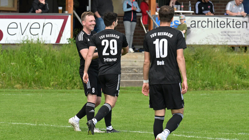 Simon Weber (l.) traf in der ersten Halbzeit zweimal und sorgte damit für die 2:1-Pausenführung der Seebacher.