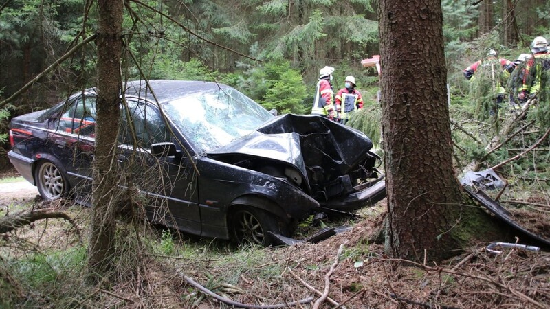 Einsatzkräfte der FFW am Unfallort