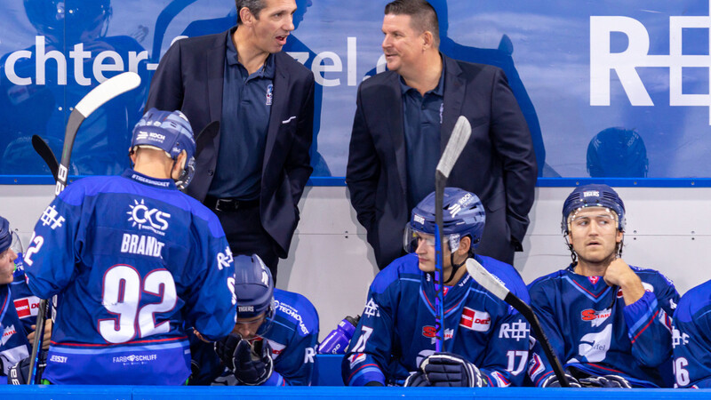 Tigers-Trainer Tom Pokel (im Bild rechts mit Co-Trainer Rob Leask) ist keiner, der zu übertriebenen Gefühlsregungen oder gar -ausbrüchen neigt. Wenn dem während eines Spiels mal ein Lächeln auskommt, bedeutet das schon viel. In dieser Saison passierte ihm das aber einige Male.