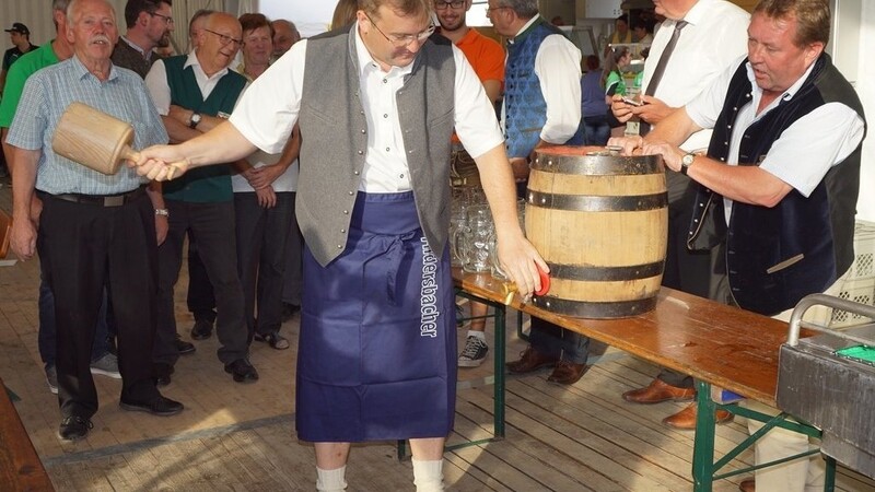 Bürgermeister Stefan Baumgartner zapfte gekonnt das erste Fass Aldersbacher Festbier an.