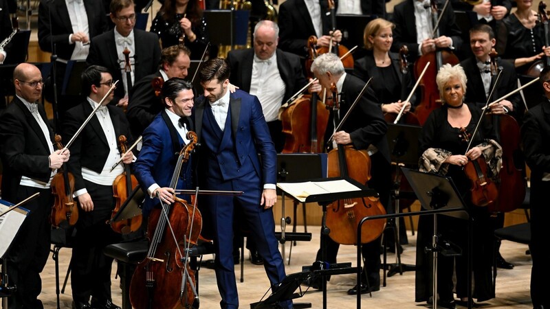 Der Cellist Gautier Capucon mit Lorenzo Viotti in der Isarphilharmonie.