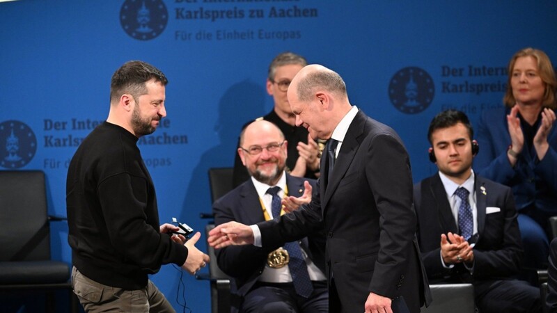 Der ukrainische Präsident wirkte gerührt, fast etwas überwältigt, als im Rathaus fast zwei Minuten Applaus auf ihn einprasselten.