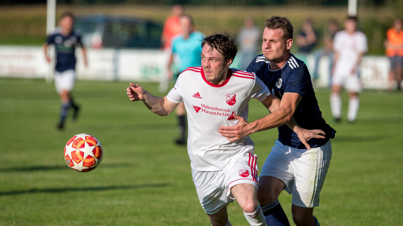 In der Gruppenphase des Ligapokals trafen der VfR Niederhausen um Spielertrainer Benjamin Obermaier (r.) und der FC Reichstorf aufeinander. Am 21. März kann sich der VfR für die 1:2-Niederlage revanchieren, dann im Rahmen eines Meisterschaftsnachholspiel.