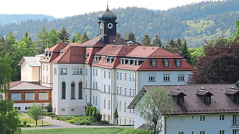 Idyllisch eingebettet in Wiesen und Wälder, aber etwas abgeschieden liegt das ehemalige Tagungs- und Erholungsheim Kostenz, das zur Gemeinde Perasdorf gehört. Aus Rentabilitätsgründen haben es die früheren Eigentümer, die Barmherzigen Brüder, an einen Investor verkauft. Der neue Eigentümer verhandelt jetzt mit der Regierung von Niederbayern über die Unterbringung von Geflüchteten auf dem großen Areal.