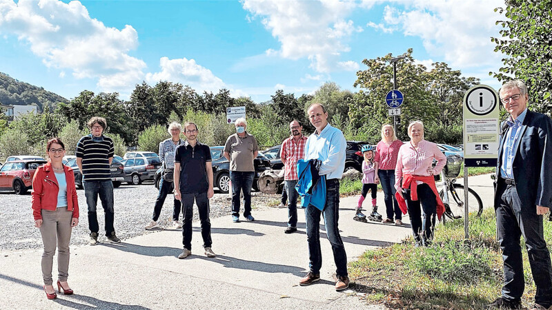 Um auf die Situation aufmerksam zu machen, trafen sich auf Einladung von Jürgen Kretschmann (vorne, Mitte) vergangene Woche zahlreiche Anwohner vor dem Areal des BMI-Parkplatzes. Ebenfalls vor Ort waren auch die Stadträte Anja König (vorne links) und Falk Bräcklein (Zweiter von links, beide Fraktion SPD/Linke/mut) und Thomas Keyßner (rechts, Grüne).