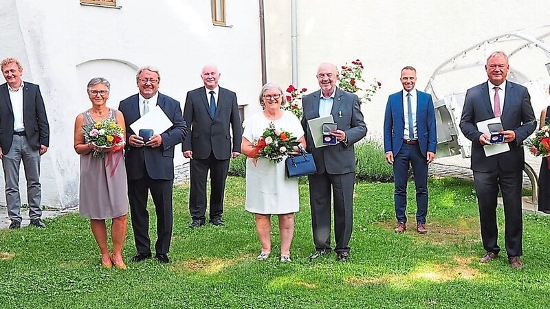 Die Geehrten mit Gattinnen, mit den amtierenden Bürgermeistern, Altlandrat Heinrich Trapp und Landrat Werner Bumeder.