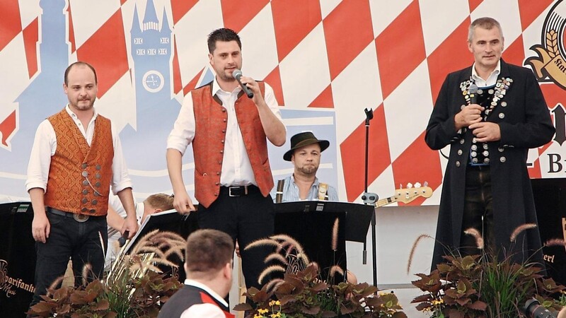 Die drei Gstanzlsänger Weber Bene, Andi Aichinger und Hubert Mittermeier alias Erdäpfekraut (von links) stürzen sich verbal auf die Besucher, die in der ersten Reihe sitzen.