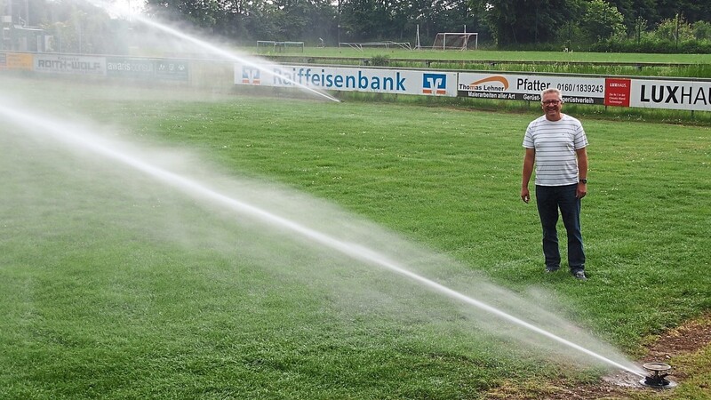 "Wasser Marsch": SpVgg-Vorsitzender Josef Rosenmüller ist nicht nur auf die automatische Beregnungsanlage, sondern auch auf seine Mitglieder mächtig stolz.