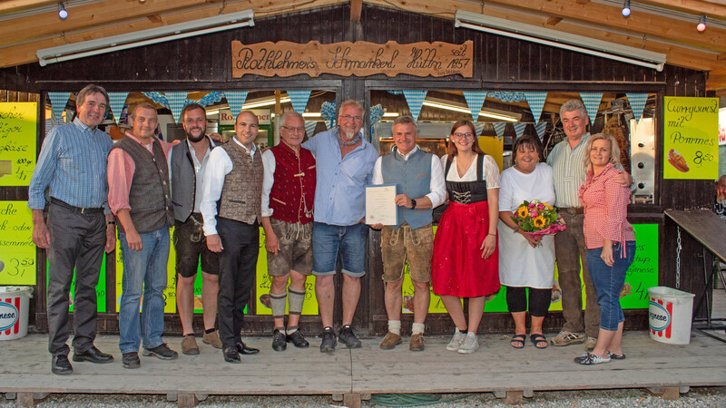 Die Bürgermeister Josef Tafelmeier, Martin Schuster und Ludwig Greimel sowie Schirmherr Landrat Peter Dreier, MdB Florian Oßner und Andreas Gassner gratulierten der Familie Elisabeth und Kurt Rothlehner zur 65-jährigen Volksfest-Teilnahme.