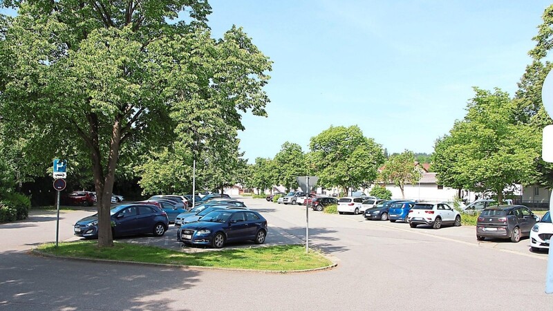 Die mittlere Parkfläche (rechts im Bild) soll ganz überdacht werden, die südliche Parkfläche (links im Bild) bis zur Mitte. Die nördliche Parkfläche soll nicht bebaut werden.