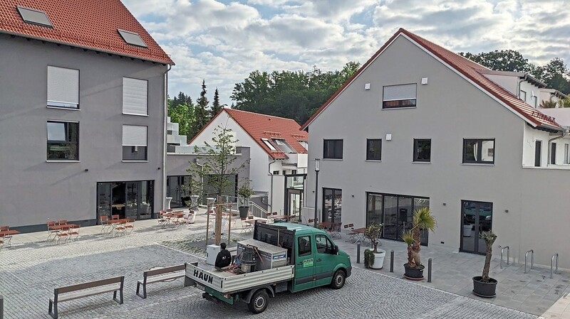 Die neue Ortsmitte in Tiefenbach ist fertig - bis auf die Eisdiele (rechts). Sie soll im Herbst öffnen.