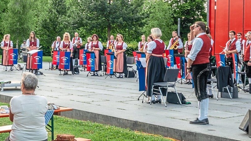 Die Deggendorfer Stadtkapelle mit ihrem Leiter Oliver Kellermeier (vorne, r.) zeigte im Stadthallenpark einmal mehr ihr herausragendes Können.