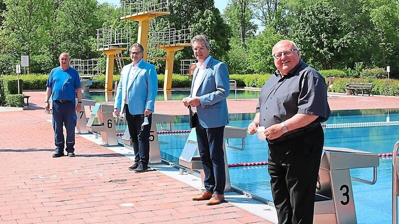 Freibadmitarbeiter Evgeny Bondarev und Stefan Duschl (v.l.), Stadtwerkeleiter Stefan Kopp, Bürgermeister Hans Schmalhofer und Freibadverwalter Gerhard Krampfl freuen sich über die Freibadöffnung.