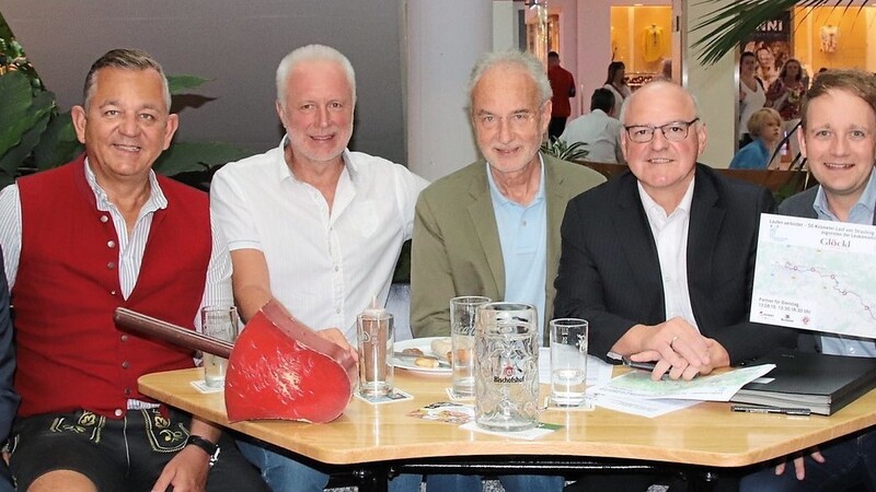 Johannes Marx (Jepsen Autogruppe) (v.l.), Festwirt Alfred Glöckl, Rudi Obermeier, Prof. Dr. Reinhard Andreesen, Armin Wolf, Thomas Neiswirth (Pressesprecher Bischofshof) und Philip Gadringer (Geschäftsführer Porsche Zentrum Regensburg) engagieren sich für die Leukämiehilfe Ostbayern.