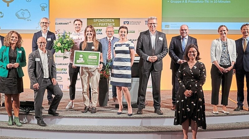 Sponsoren, Jury und Veranstalter mit dem siegreichen Team (v.l.): Marco Winzer, High-Tech Gründerfonds, Markus Hölzl, Mirja Wehner, Bayerische Chemieverbände, Andreas Löffert, Geschäftsführer des PlanB-Veranstalters Biocampus Straubing GmbH, Thomas Hoppe, Clariant, Sebastian Seibert & Louisa Wenkemann vom Gewinnerteam Nakt aus Darmstadt, Landrat Josef Laumer, Dr. Marina Crnoja-Cosic, Kelheim Fibres, Michael Ibarth, Sennebogen, Stefan Hinsken, Raiffeisenbank Straubing, Ann-Kathrin Kaufmann, PlanB, Prof. Claudia Doblinger und Prof. Volker Sieber, TUM-Campus Straubing.