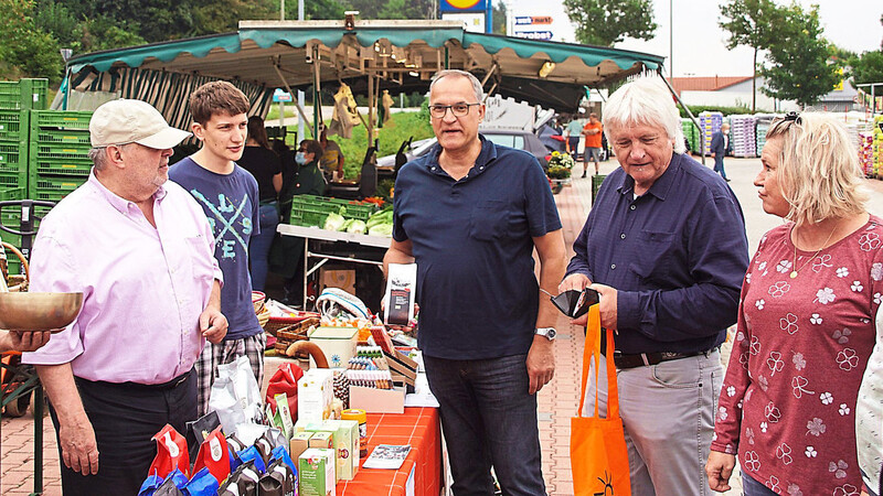 Der Verein Fairer Handel - hier mit einem Verkaufsstand auf dem Regionalmarkt - möchte Landwirten und Handwerkern in Afrika, Asien und Südamerika ein menschenwürdiges Leben ermöglichen, indem er ihre Produkte vertreibt.