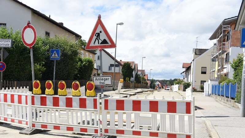 Auf der Seyboldsdorfer Straße beginnen voraussichtlich ab Dienstag die Asphaltierungsarbeiten.