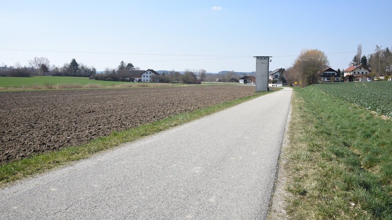 Die geplante Heizzentrale für das Baugebiet Achldorf II soll auf dem Grundstück links der Straße am unteren Rand des Baugebiets entstehen. Von dort aus wollen die Stadtwerke die Häuser mit Wärme aus einer Hackschnitzel-Anlage und einer Wärmepumpe samt Solarthermie versorgen.