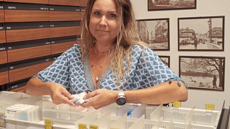 Daniela Weinzierl, pharmazeutisch-technische Assistentin, steht vor einer nahezu leeren Medikamenten-Schublade in der Rats-Apotheke. In der Hand hält sie einen Stapel Kärtchen mit Arzneien, die derzeit knapp bemessen, schwer oder gar nicht zu bekommen sind. "Normalerweise haben wir von den gängigen Medikamenten 80 bis 100 Packungen auf Lager", beschreibt Weinzierl die Situation.