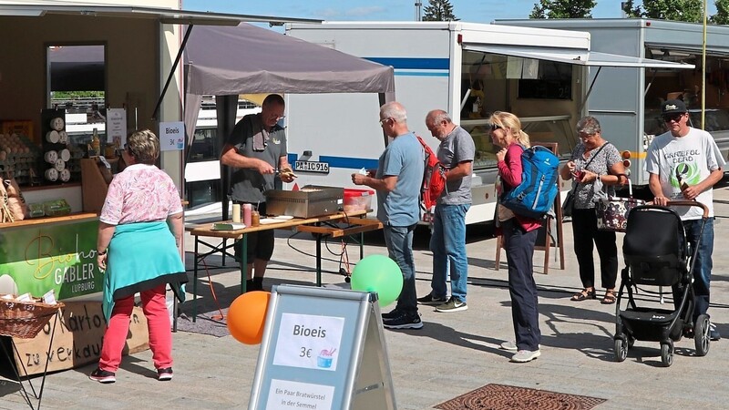 Gerade bei schönem Wetter profitiert der Markt von der Laufkundschaft an der Donaupromenade.