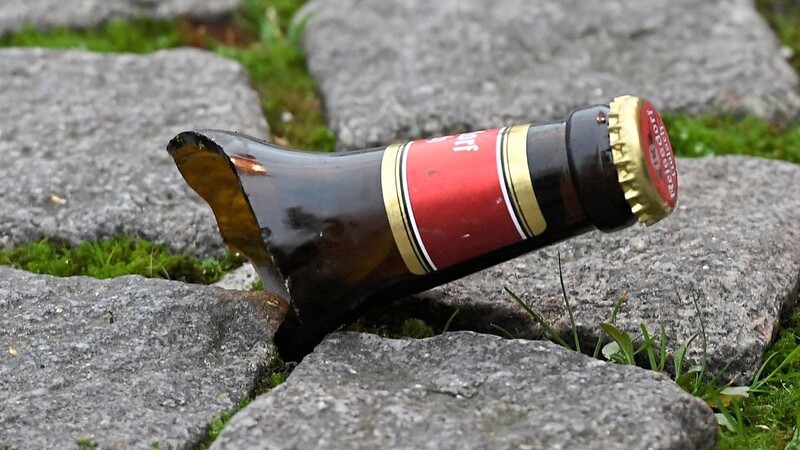 Mit Bierflaschen hat eine 38-Jährige nach ihrem 39-jährigen Freund geworfen. Nun ermittelt die Kripo wegen versuchten Totschlags. (Symbolfoto)