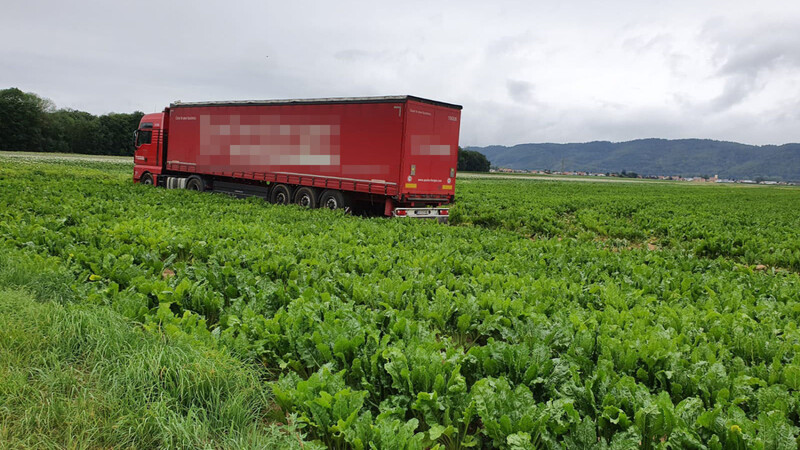 Im Rückstau hinter der ersten Unfallstelle kam ein Lkw von der Straße ab und pflügte durch ein Feld.